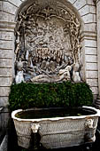 Tivoli - Villa d'Este, la fontana di Venere nel grande cortile porticato  del palazzo. 